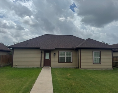 410 Deacon Drive W - Photo Thumbnail 1