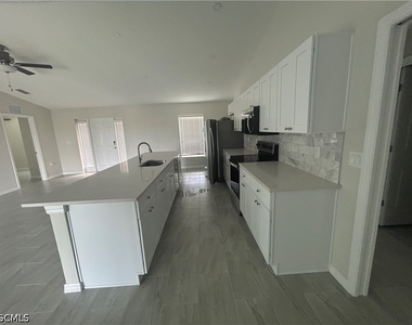 3200 Nw 4th Place - Photo Thumbnail 2