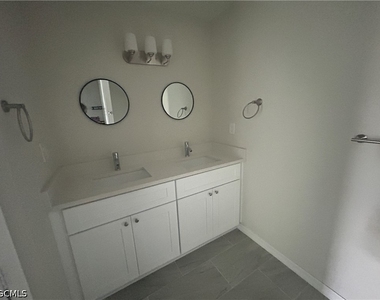 3200 Nw 4th Place - Photo Thumbnail 6