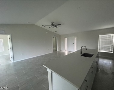 3200 Nw 4th Place - Photo Thumbnail 3