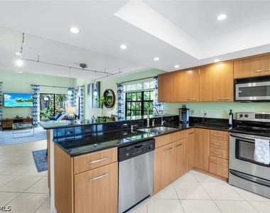 823 Meadowland Drive - Photo Thumbnail 6