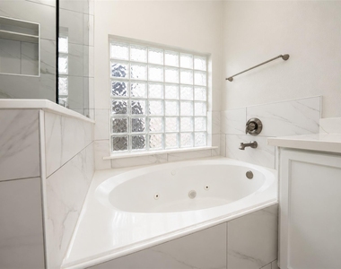 4815 Cliffpoint Court - Photo Thumbnail 18