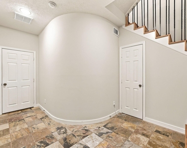 1333 W 21st Street - Photo Thumbnail 7