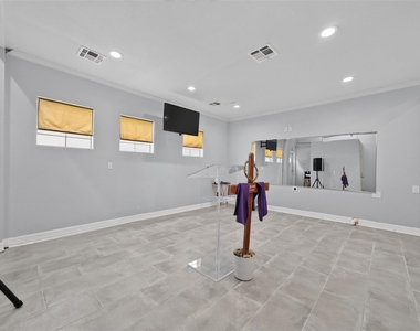 2213 Ellis Drive - Photo Thumbnail 5