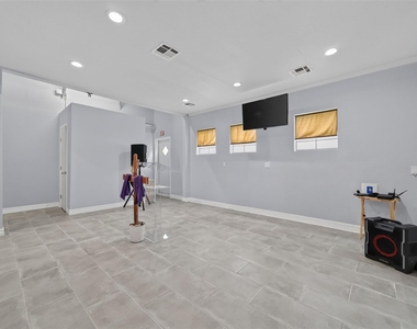 2213 Ellis Drive - Photo Thumbnail 4