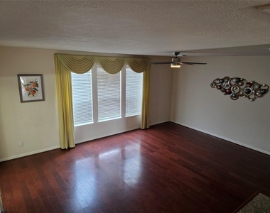 2715 Riverhollow Lane - Photo Thumbnail 7