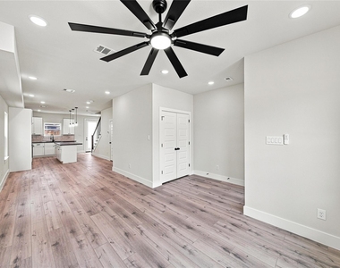 5610 Kittridge Street - Photo Thumbnail 3