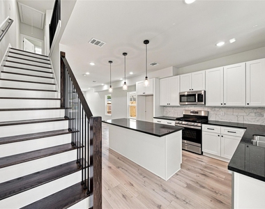 5610 Kittridge Street - Photo Thumbnail 10