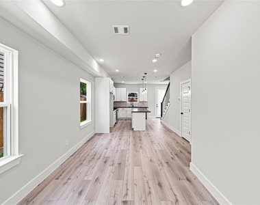 5610 Kittridge Street - Photo Thumbnail 2
