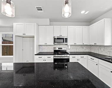5610 Kittridge Street - Photo Thumbnail 9