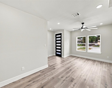 5610 Kittridge Street - Photo Thumbnail 4