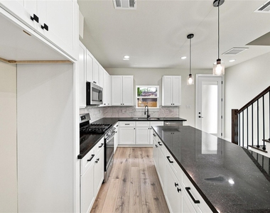 5610 Kittridge Street - Photo Thumbnail 7