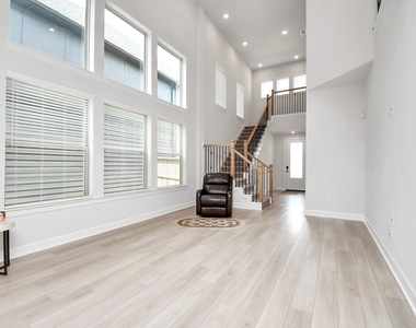 1538 Park Path Drive - Photo Thumbnail 2