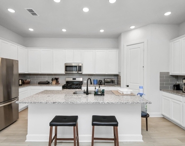 1538 Park Path Drive - Photo Thumbnail 7