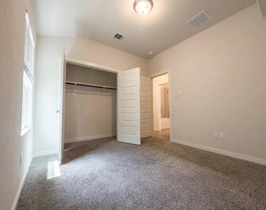 5549 Madden Lane - Photo Thumbnail 10