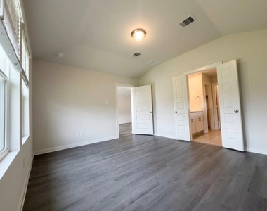 5549 Madden Lane - Photo Thumbnail 3