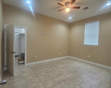 5713 Gulf Freeway - Photo Thumbnail 6