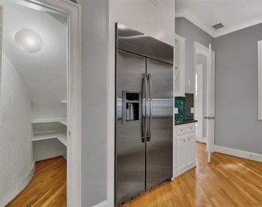 3106 Sackett Street - Photo Thumbnail 6