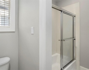 3106 Sackett Street - Photo Thumbnail 20