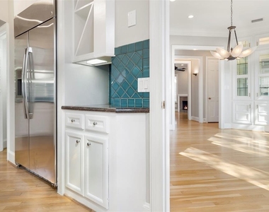 3106 Sackett Street - Photo Thumbnail 7
