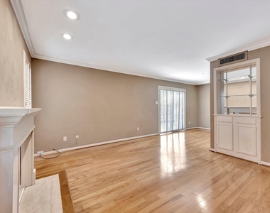 1601 S Shepherd Drive - Photo Thumbnail 5