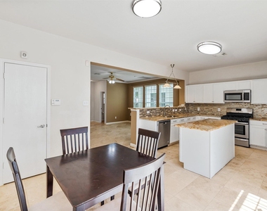 8011 Fisher Glen Lane - Photo Thumbnail 11