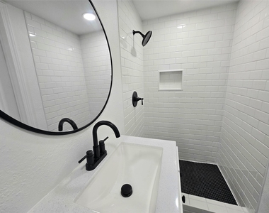 105 E 32nd Street - Photo Thumbnail 3