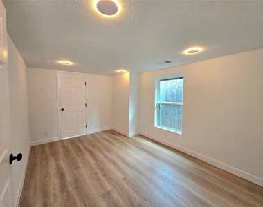 105 E 32nd Street - Photo Thumbnail 2