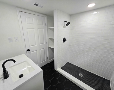105 E 32nd Street - Photo Thumbnail 5