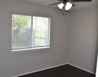 19354 Caledonia Drive - Photo Thumbnail 5