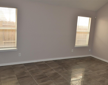 19354 Caledonia Drive - Photo Thumbnail 12