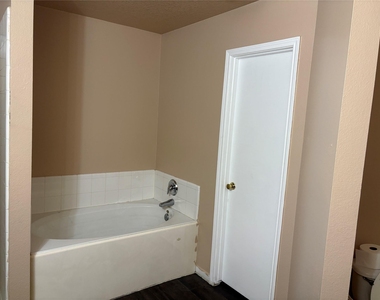 1410 Seafield Drive - Photo Thumbnail 12