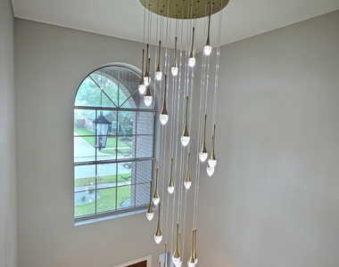 305 Oak Creek Court - Photo Thumbnail 3