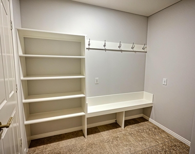 305 Oak Creek Court - Photo Thumbnail 12