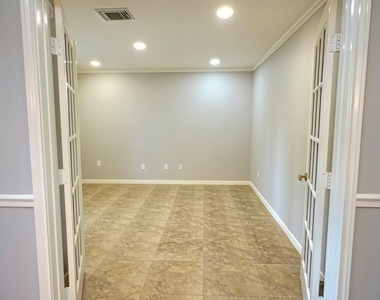 305 Oak Creek Court - Photo Thumbnail 5