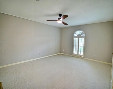 305 Oak Creek Court - Photo Thumbnail 18