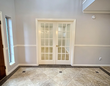 305 Oak Creek Court - Photo Thumbnail 4
