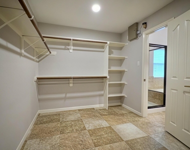 305 Oak Creek Court - Photo Thumbnail 16