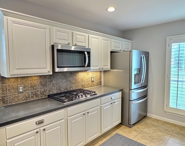 305 Oak Creek Court - Photo Thumbnail 8