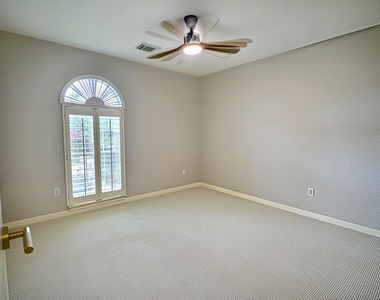 305 Oak Creek Court - Photo Thumbnail 17