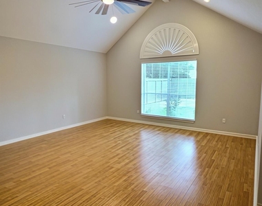 305 Oak Creek Court - Photo Thumbnail 13