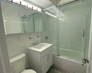 East 57 Street - Photo Thumbnail 3