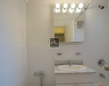 East 55 Street - Photo Thumbnail 4