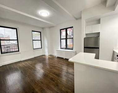 East 46 Street - Photo Thumbnail 3