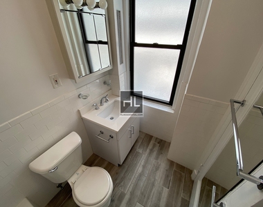 East 46 Street - Photo Thumbnail 4