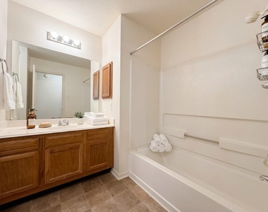 2710 Glen Cullen Lane - Photo Thumbnail 18