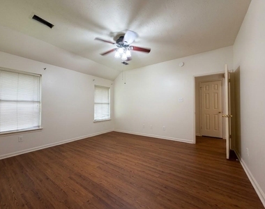 2710 Glen Cullen Lane - Photo Thumbnail 13