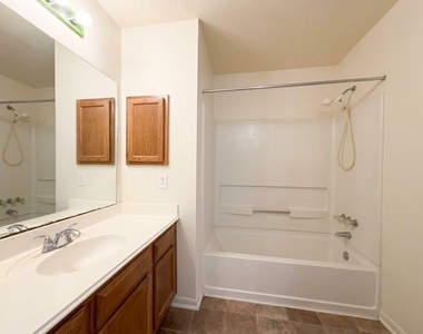 2710 Glen Cullen Lane - Photo Thumbnail 10