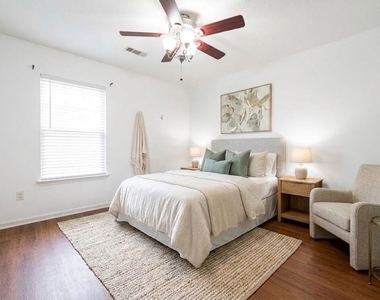 2710 Glen Cullen Lane - Photo Thumbnail 8