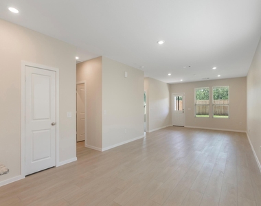 15881 Blass Valley Drive Drive - Photo Thumbnail 13